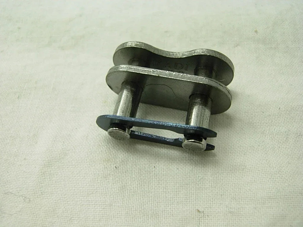 428H master chain link for dirt bike or ATV, close-up on white background
