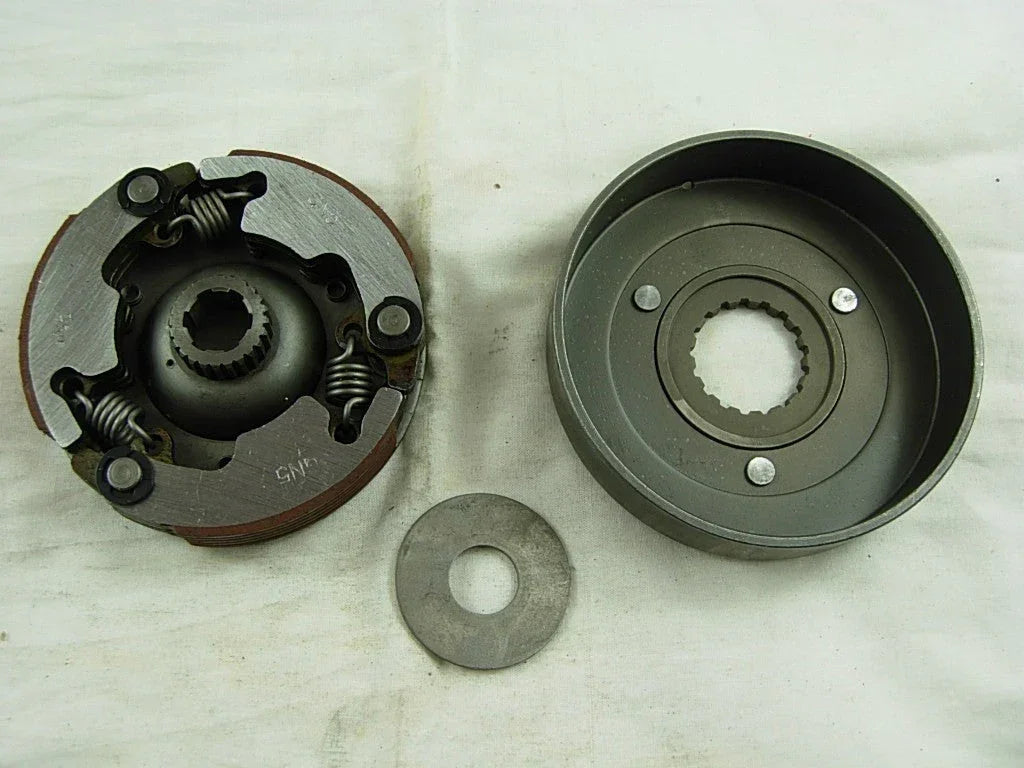 Automatic clutch for 50cc-125cc dirt bike engines, durable motorcycle part designed for 70cc, 90cc, 110cc engines.