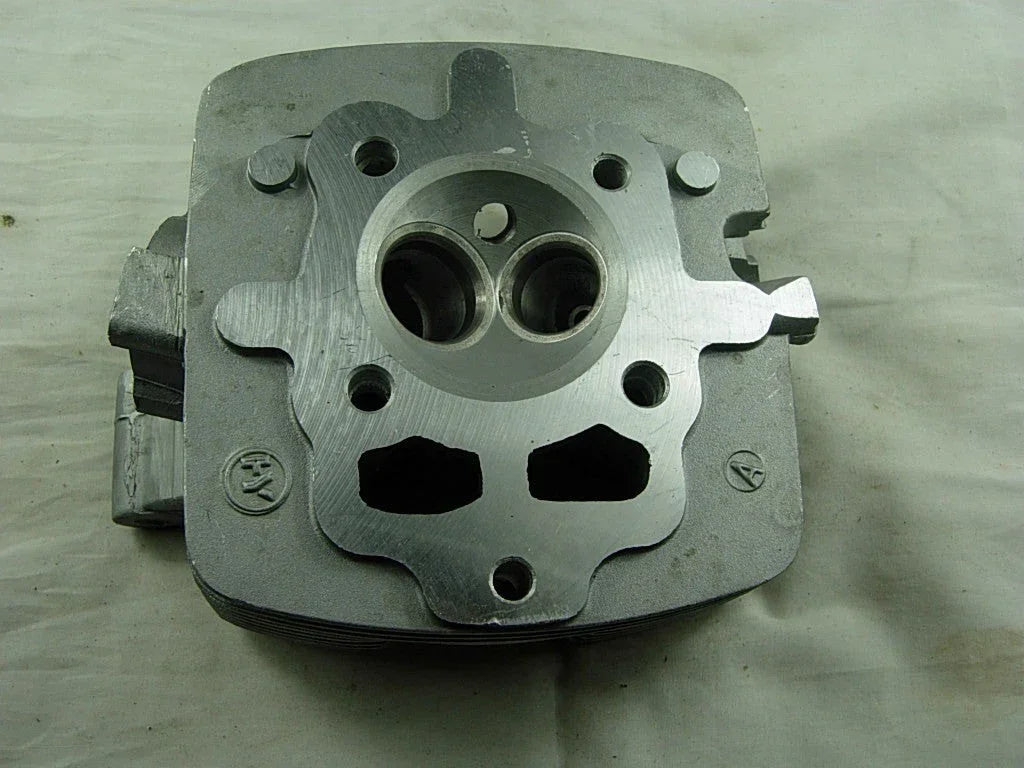 Dirt bike cylinder head for CG200cc and 163ml 200cc engines, compatible with vendor-unknown dirt bike parts.