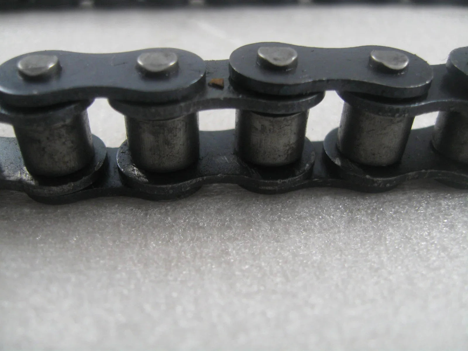 428H Chain for dirt bikes, featuring a robust design for reliable performance in Apollo and Xmoto models.